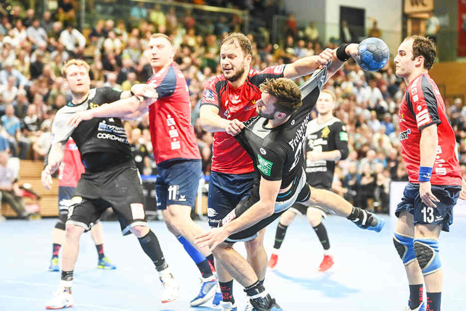 Der HC Elbflorenz, hier mit Sebastian Greß am Ball, hatte gegen den Wilhelmshavener HV das Nachsehen.