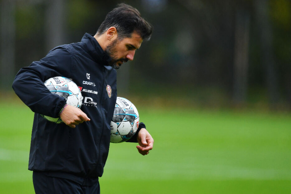 Dynamo-Coach Cristian Fiel beim Training am Montag im Großen Garten. Die schwarz-gelbe Gemeinde drückt dem Spanier ganz fest die Daumen, dass am Freitag die Köpfe wieder hoch gehen.