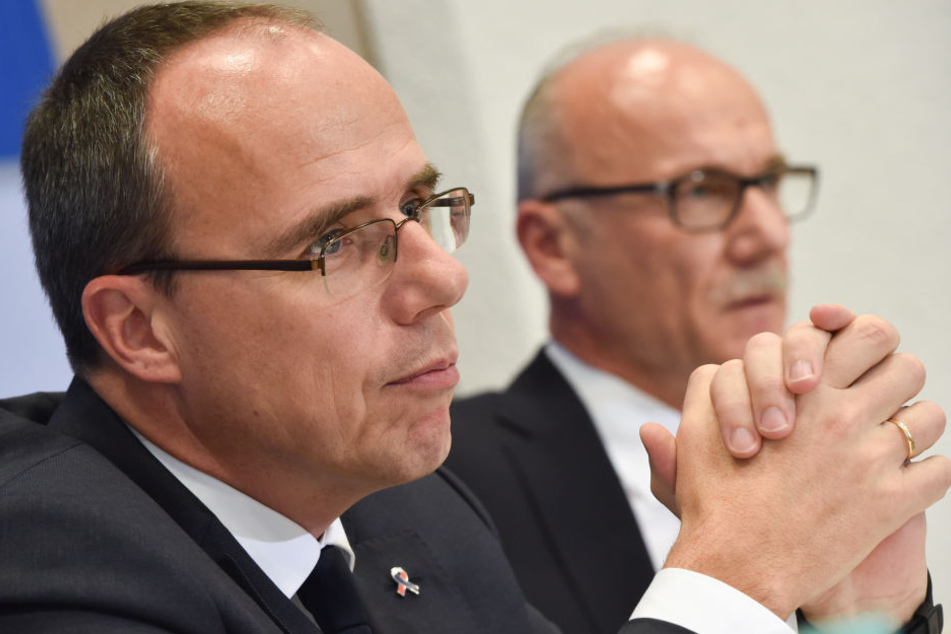 Peter Beuth (l.) und Robert Schäfer, stellen den Verfassungsschutzbericht 2016 in Wiesbaden vor.