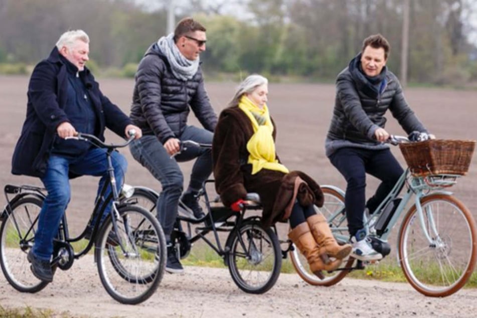 Gemeinsam mit Moderator und Star-Designer Guido Maria Kretschmer (r.) fahren die drei Fahrrad, kochen zusammen und verbringen 24 Stunden miteinander.