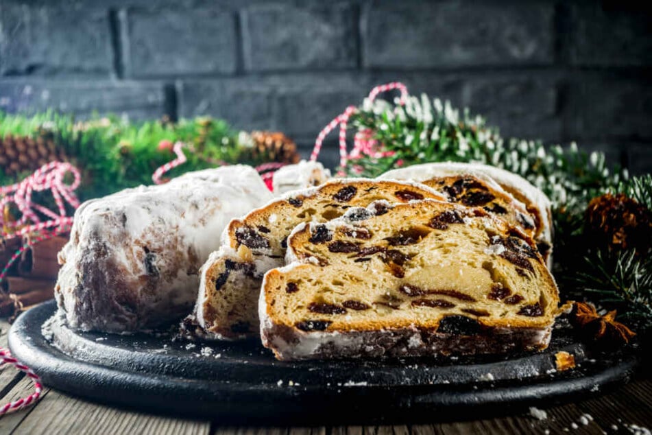 Dresdner Stollen wird traditionell mit Rosinen zubereitet.
