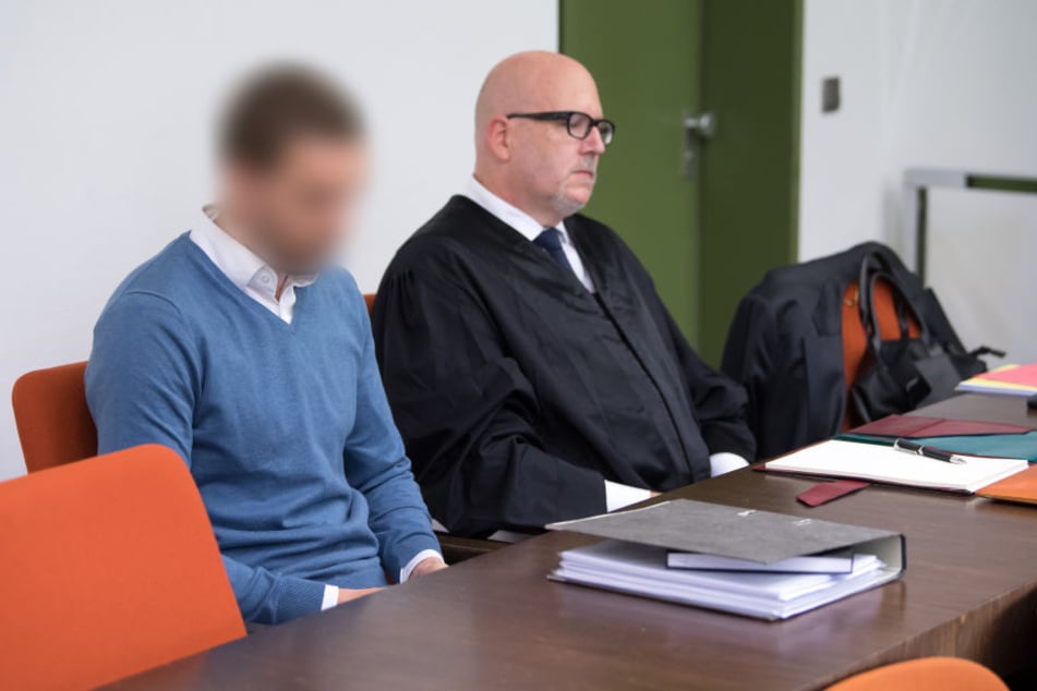 Der 33-jährige Angeklagt mit seinem Anwalt im Gericht. (Archivbild)