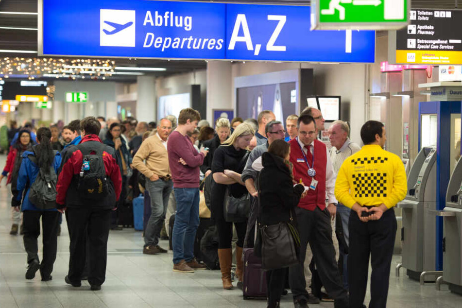 Passagiere müssen sich auf längere Wartezeiten als üblich einstellen. (Symbolbild)
