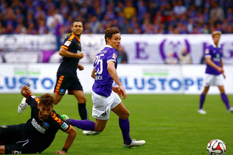Das letzte Heimspiel vor knapp zwei Jahren gewann Aue mit 3:1. In dieser Szene setzt sich Clemens Fandrich gegen Enrico Valentini durch und erzielt das 3:1.