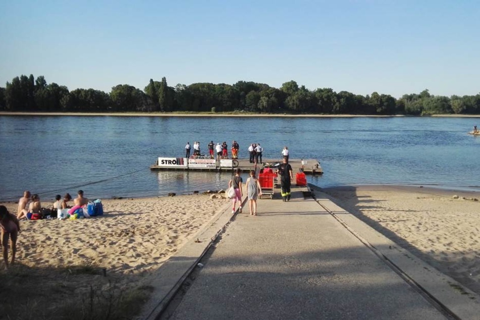 Rettungskräfte beim Einsatz am Rhein in Köln-Rodenkirchen.