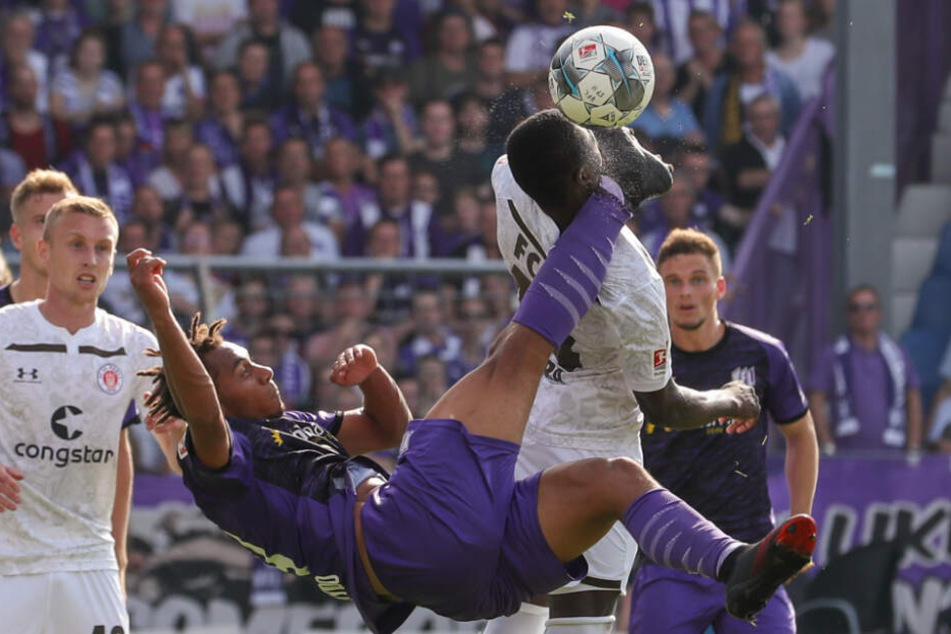 Aues Etienne Amenyido trifft Youba Diarra bei einem Fallrückzieher am Kopf.