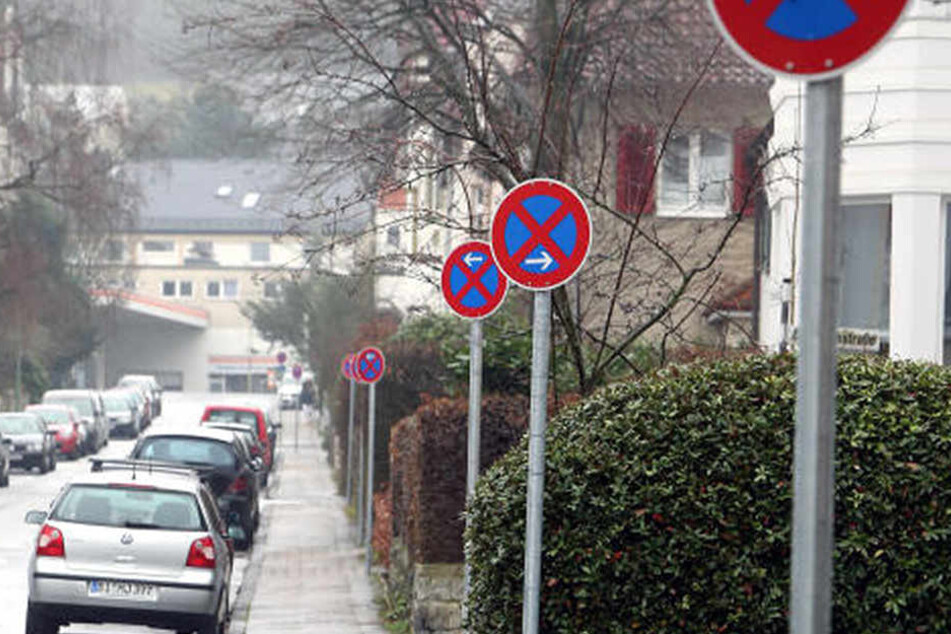 Ein Schild nach dem anderen weist auf ein Halteverbot hin.