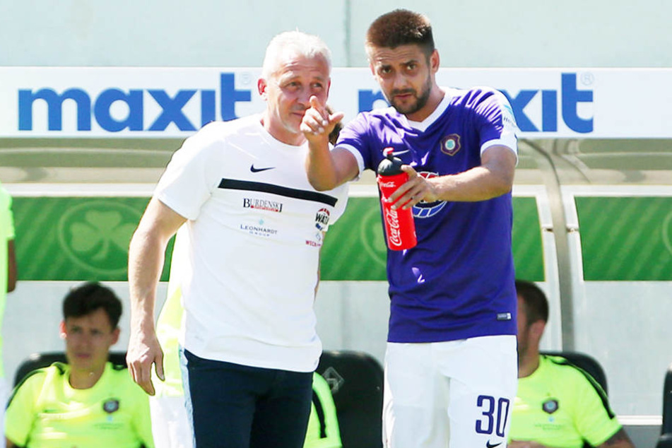 So kennen ihn die Fans vom FCE: Im Veilchen-Trikot. Hier neben Trainer Pavel Dotchev.