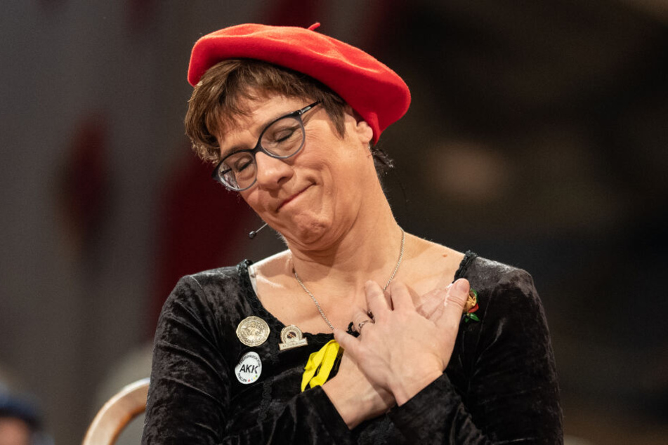 Drei Eimer Wein muss Annegret Kramp-Karrenbauer für ihre "Taten" zahlen, befanden die Narren.