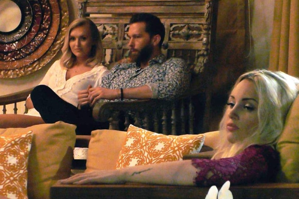 Ein Bild sagt mehr als tausend Worte. Caro war mega angepisst, weil Oliver auch mit anderen Mädels flirtete.