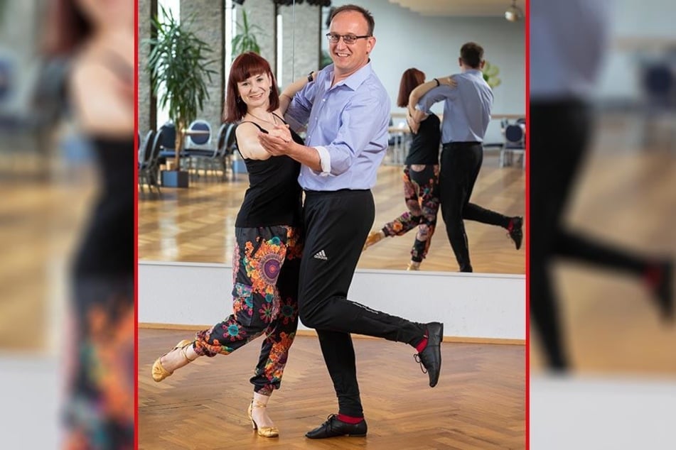 Jörg Vieweg (46) beim Quickstepp-Training mit Tanzlehrerin Jane Georgi (29) in der Chemnitzer Tanzschule Köhler-Schimmel.