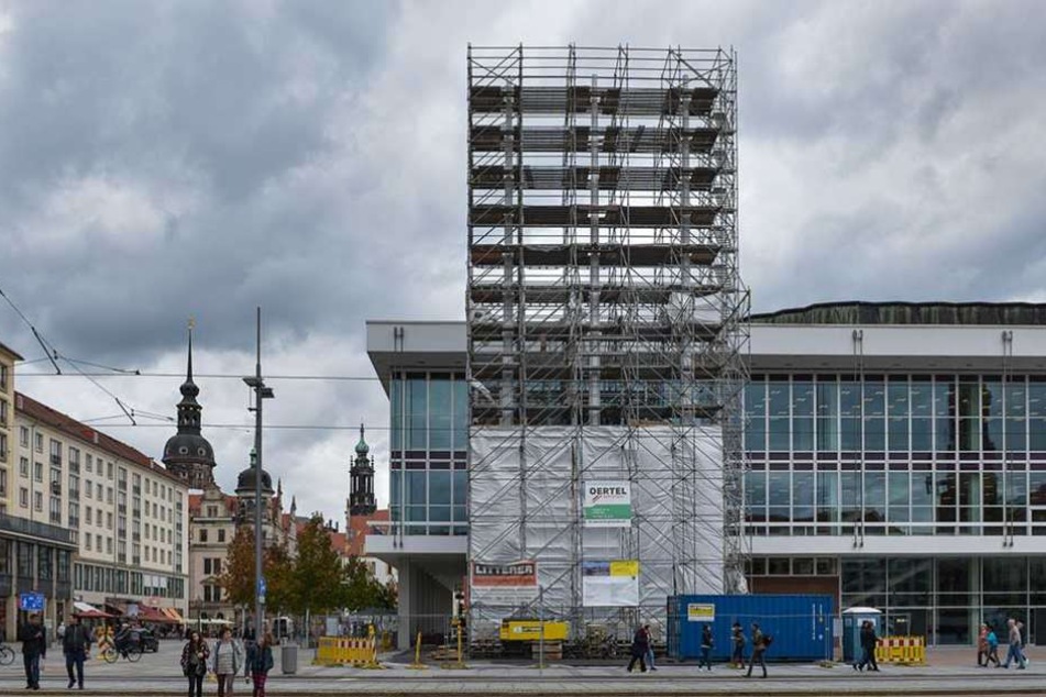 Derzeit sind die Masten von Baugerüsten verdeckt.