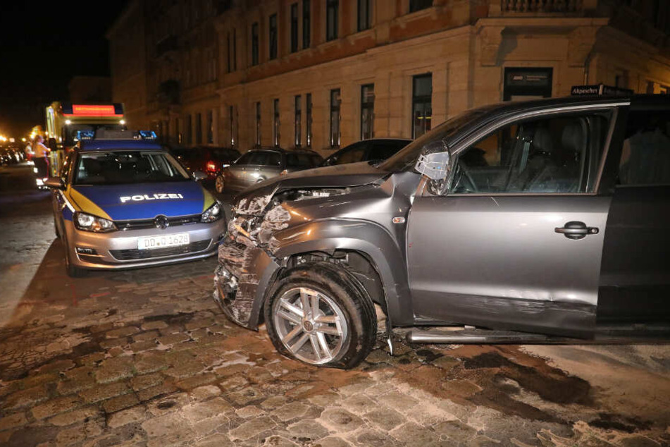 Völlig demoliert stand der geklaute VW Amarok in Pieschen am Straßenrand, nachdem die Polizei die Diebe gestoppt hatte.
