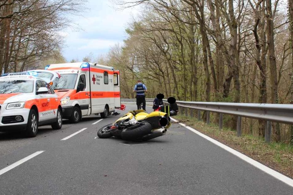 Das Motorrad des Unfallopfers liegt auf der Seite.