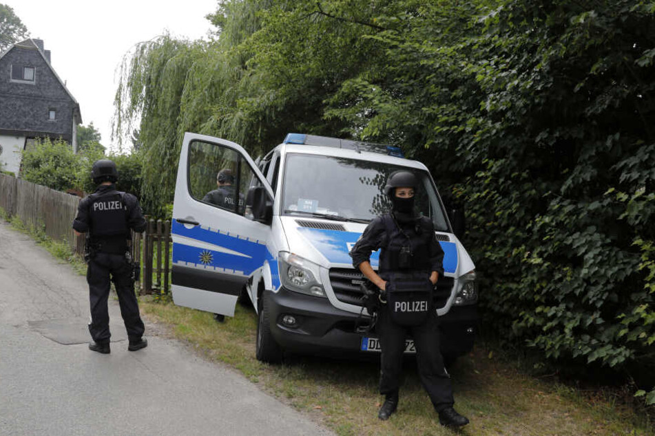 Schwer bewaffnete Polizisten sichern seit Sonntag die Umgebung des Wohnhauses der bedrohten Familie. Nach dem irren Stalker wird verzweifelt gesucht.