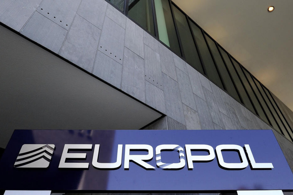 Laut Europol-Angaben wurden bei der Razzia rund 3,8 Millionen Dopingmittel und gefälschte Medikamente sichergestellt.