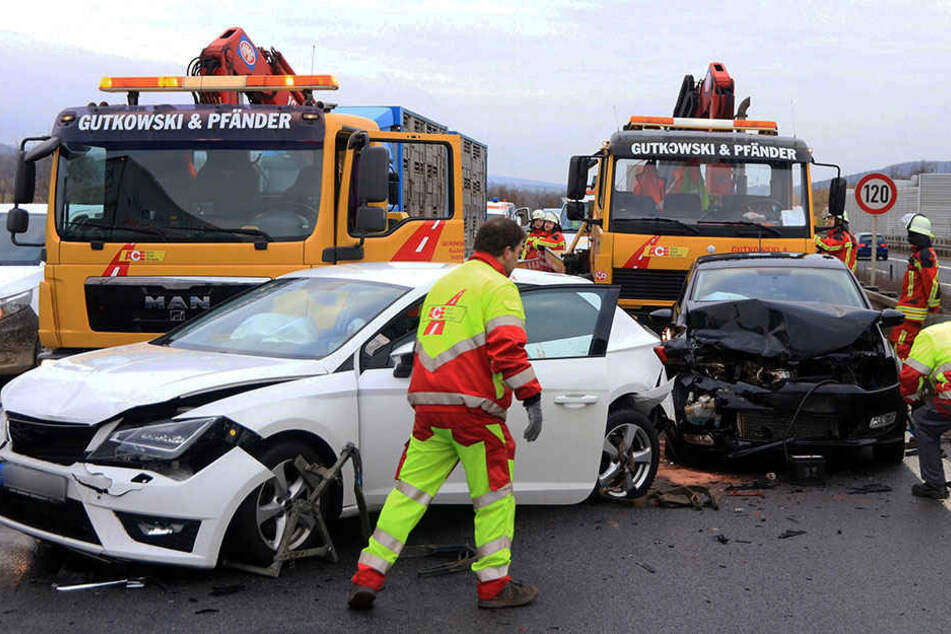 Beschädigte Fahrzeuge stehen am 23.01.2017 auf der Autobahn A73 bei Breitengüßbach. Bei der Massenkarambolage von 17 Autos wurden 18 Menschen verletzt.