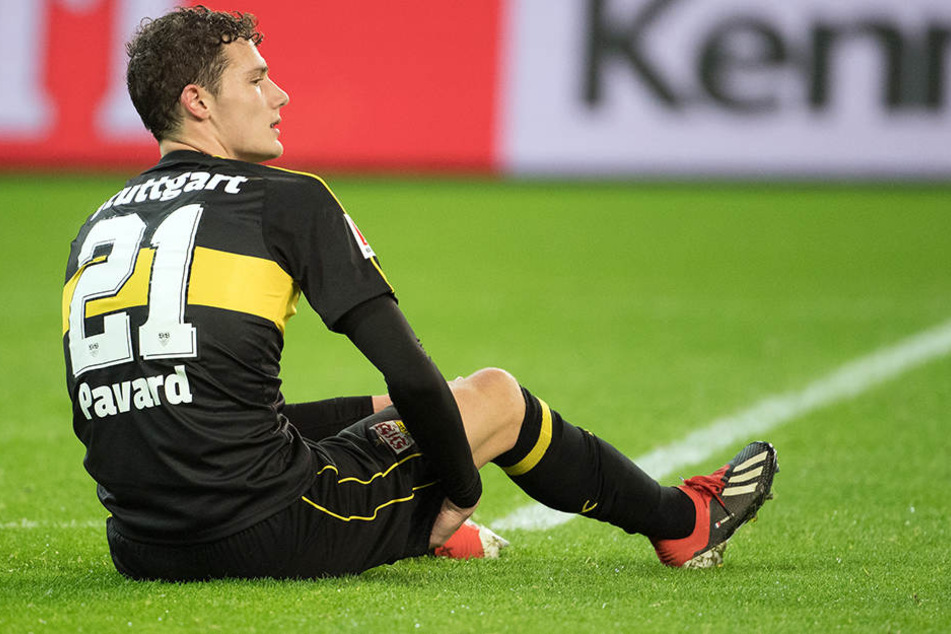 VfB Stuttgarts Verteidiger Benjamin Pavard unterlief im Auswärtsspiel gegen Gladbach ein bitteres Eigentor und zog sich ein Muskelbündelriss zu.