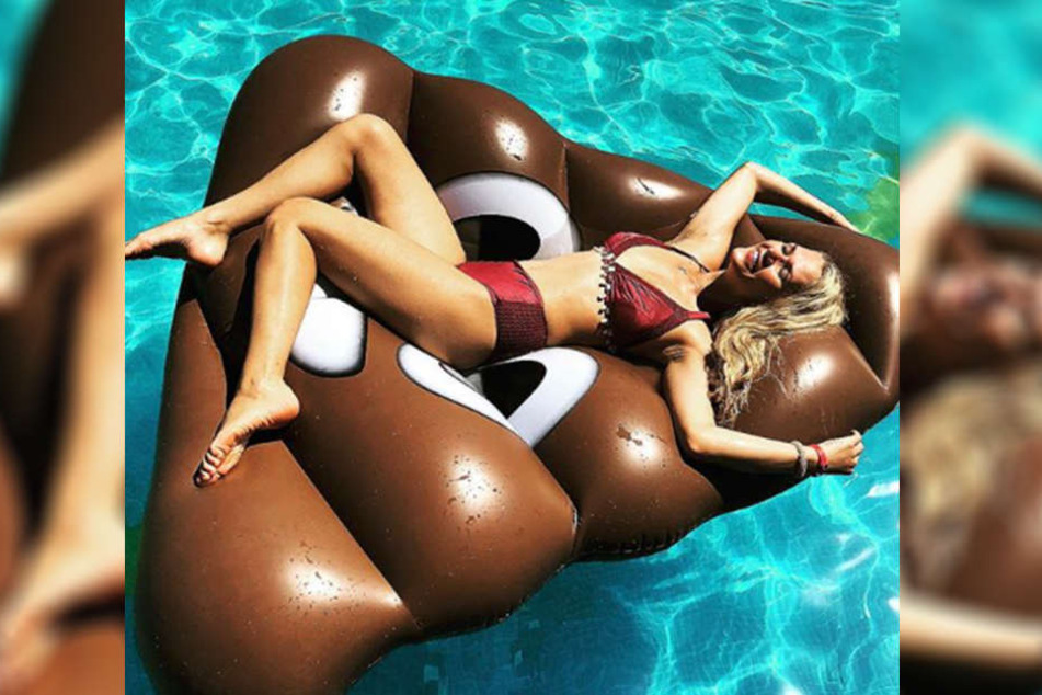 Blaues Meer, strahlende Sonne und ein Riesenhaufen Sch**ße: Sara Kulka (27) genießt ihren Urlaub in vollen Zügen.