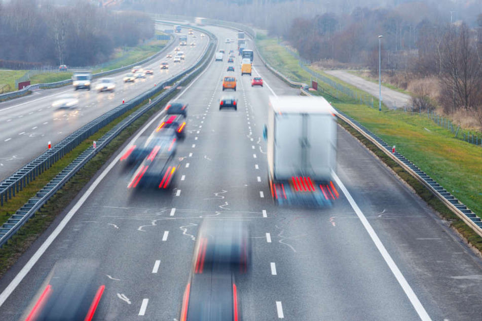 Der verwirrte Mann lief auf die Autobahn. (Symbolbild)
