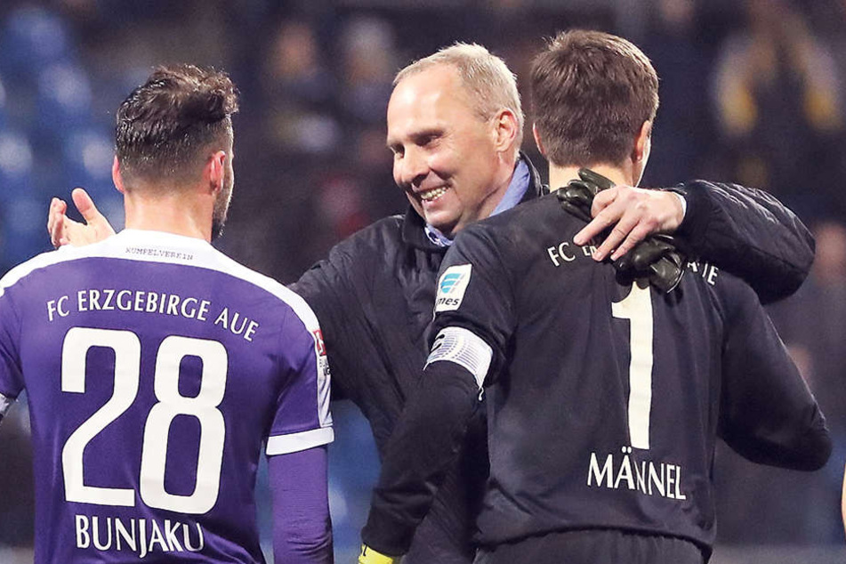 Glückwunsch, Jungs! FCE-Boss Helge Leonhardt umhalst (v. r.) Martin Männel, Albert Bunjaku und Fabio Kaufmann.