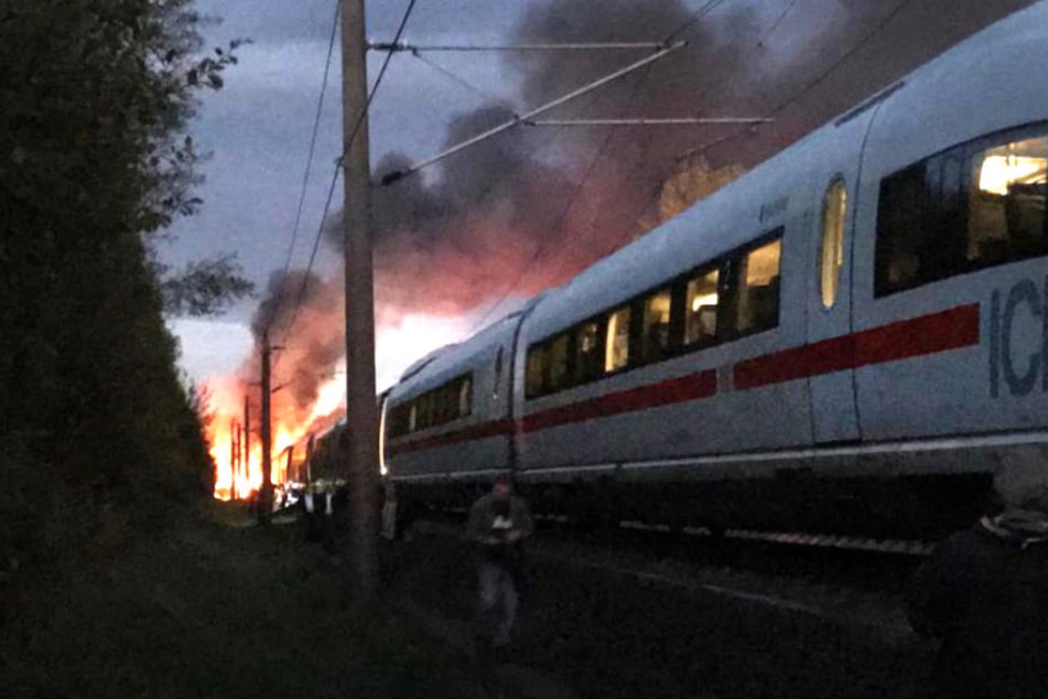 Der in Flammen stehende ICE auf der Strecke Köln-Frankfurt am 12. Oktober 2018.