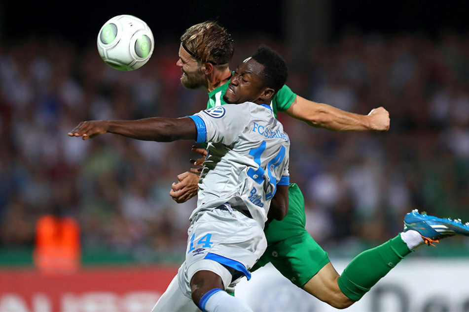 So umkämpft war die Partie nur selten: Schweinfurts Philip Messingschlager (hinten) im Kopfballduell mit Schalkes Abdul Rahman Baba (vorne).