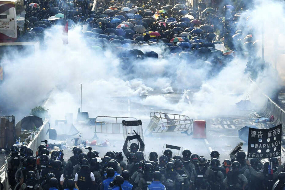 Die Teilnehmer der Demonstration werden mit Tränengas zurückgehalten.