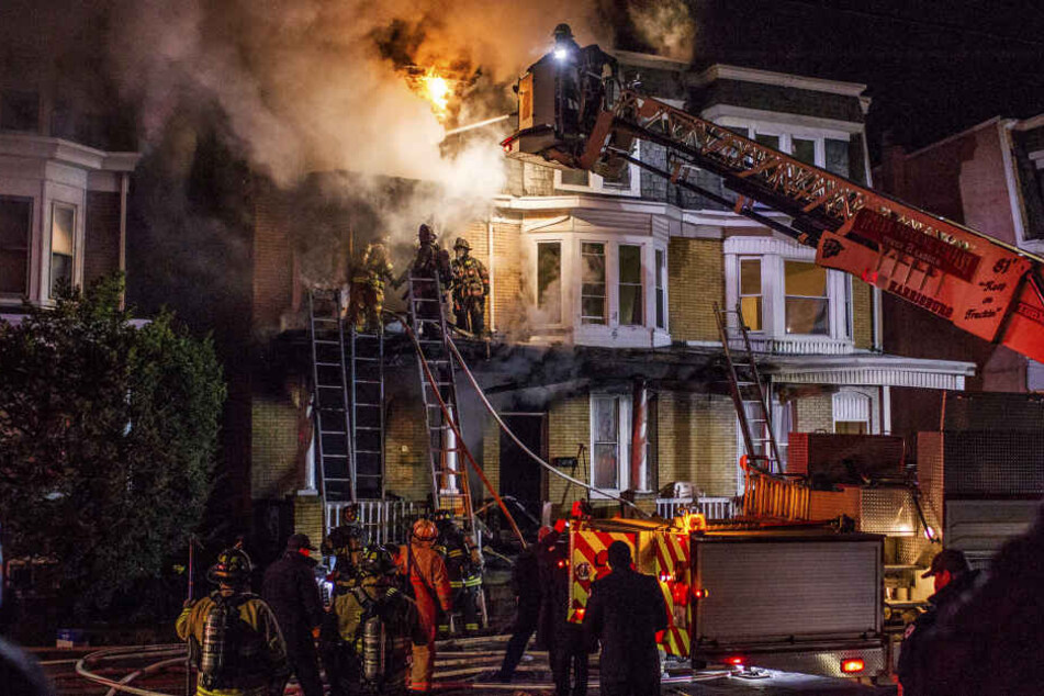 Brand in einem Wohnhaus in Pennsylvania. Ein Hoverboard hatte das Feuer in dem Haus ausgelöst. Zwei drei und zehn Jahre alte Mädchen starben.