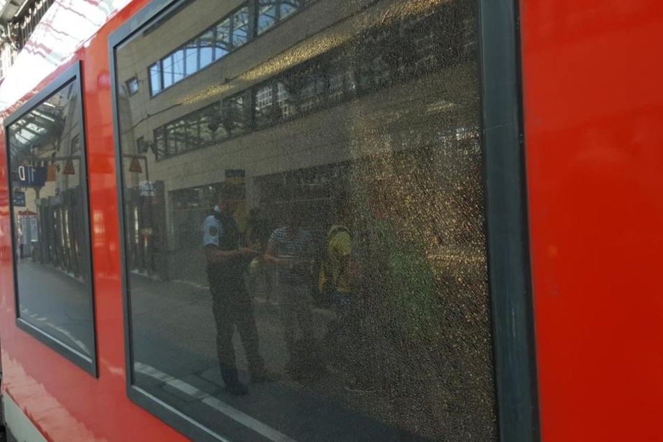 Die Scheibe der Regionalbahn wurde komplett zerstört.