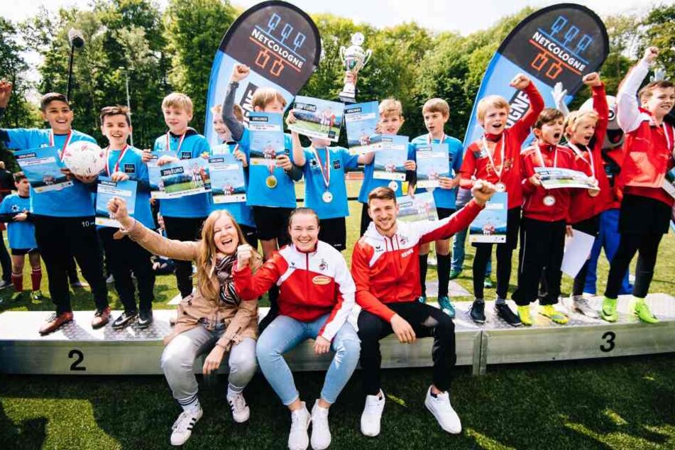 Patricia Hohendorf, Ann-Kathrin Vinken (18) und Salih Öczan (20) mit den Gewinner-Teams beim NetCologne Talentcup 2018.