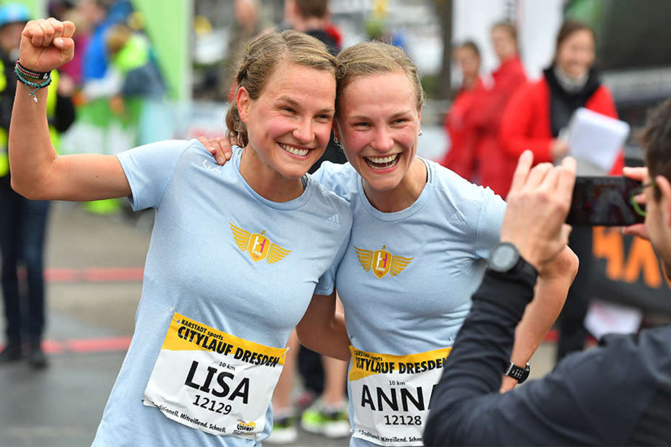Lisa und und ihre Zwillingsschwester Anna Hahner nach dem Zieleinlauf.