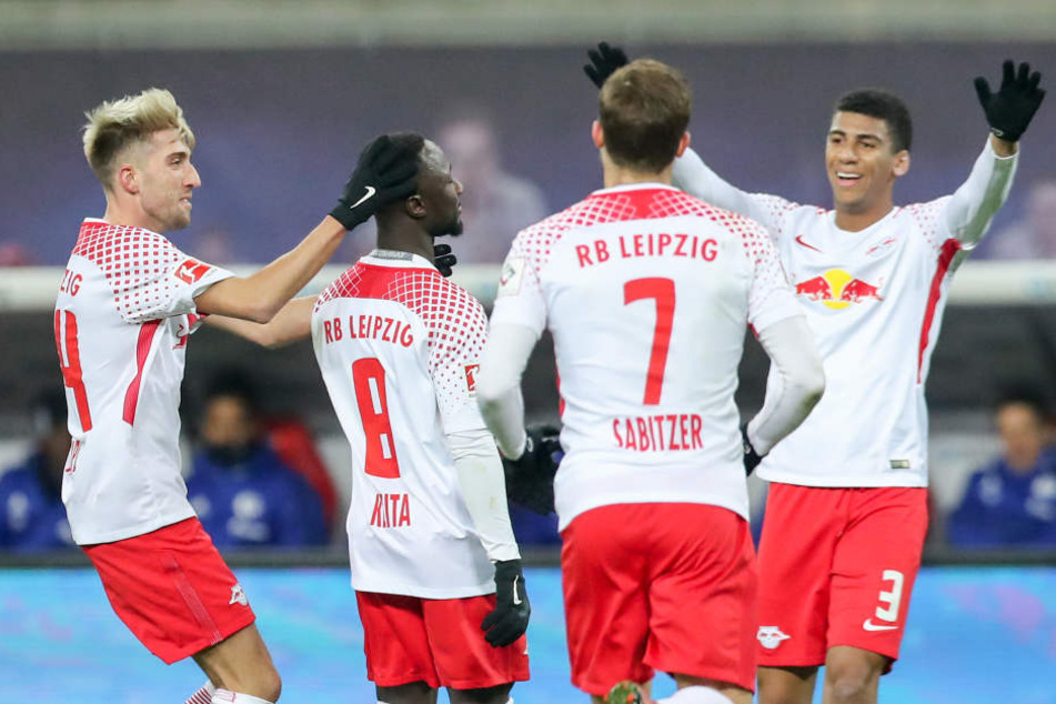 Kevin Kampl (l.), Marcel Sabitzer (2.v.r.) und Bernardo (r.) bejubeln Keitas (2.v.l.) Treffer zum 1:0.
