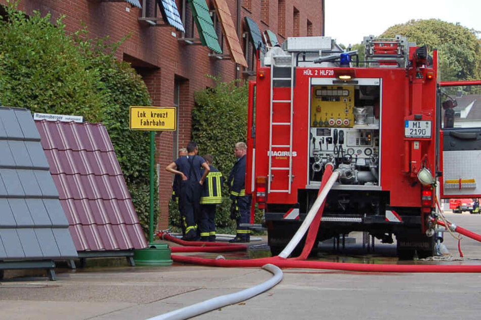 Die Feuerwehrmänner hatten die Flammen schnell unter Kontrolle.