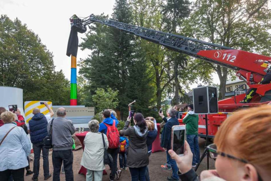 Zum Aufbau und zur Enthüllung musste die Feuerwehr anrücken.