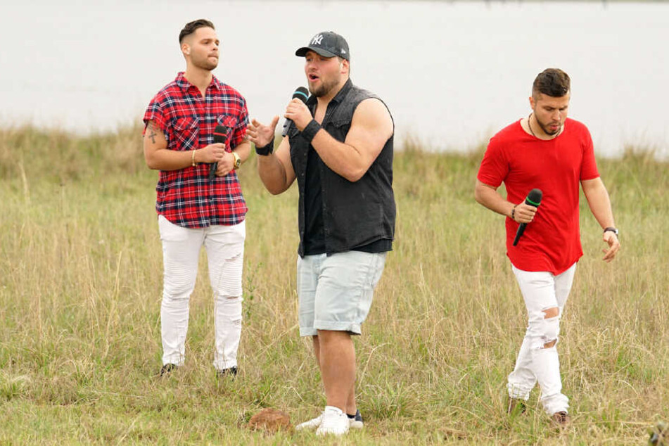Bei der Gruppen-Darbietung von "Despacito" wusste Santo (links) nicht immer, was er mit sich anfangen sollte.