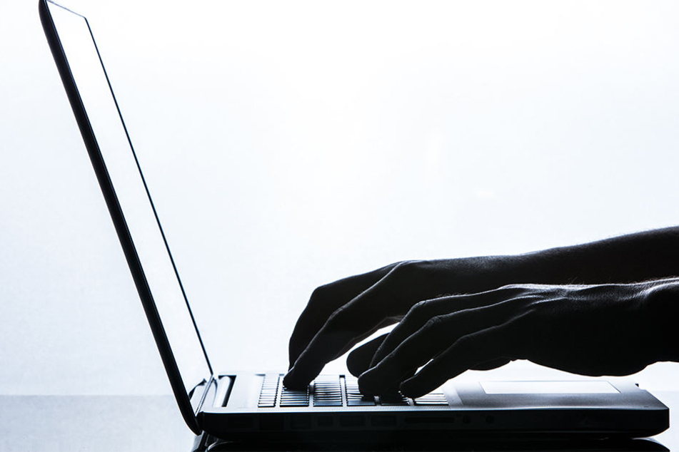 Der 39-Jährige soll laut Anklage sogar soweit gegangen sein, dass er der Frau und ihrem Freund Morddrohungen via Facebook schickte. (Symbolbild)