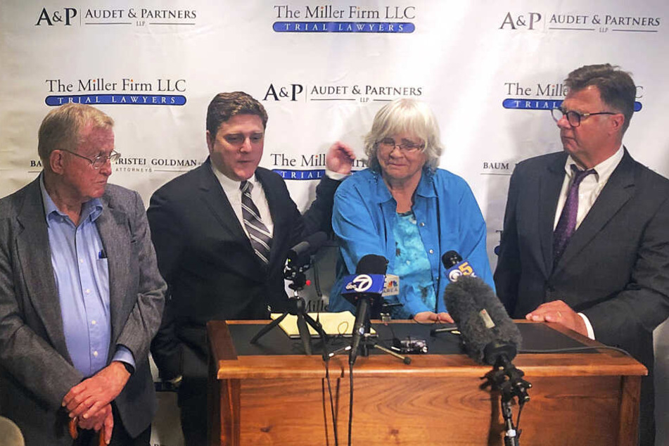 Rechtsanwalt Brent Wisner, Alberta Pilliod und Rechtsanwalt Michael Miller äußern sich nach der Urteilsverkündung auf einer Pressekonferenz in San Francisco.