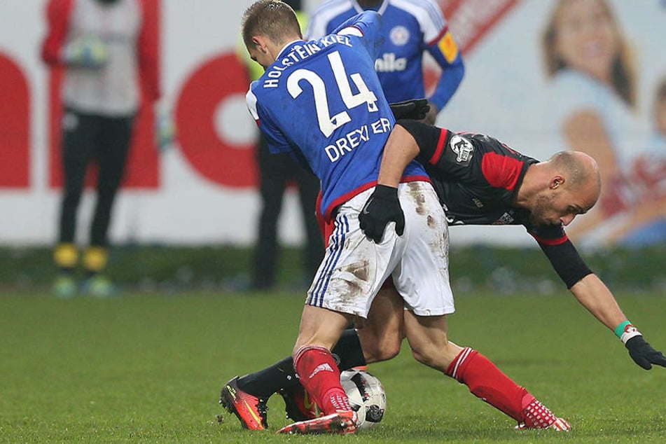 D. Drexler und Daniel Brückner kämpfen um den Ball.