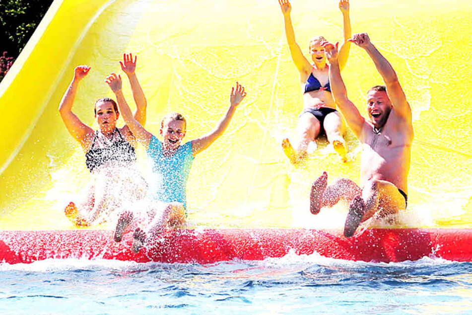 „Anrutschen“ im Arnhold-Freibad: André Paul (42, r.) mit Ehefrau Claudia (24,
l.), Sandy (14, 2.v.l.) und Sarah (18, 2.v.r.).