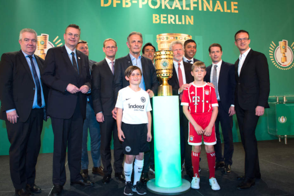 Die Delegation bei der Ankunft des DFB-Pokals im Berliner Roten Rathaus.
