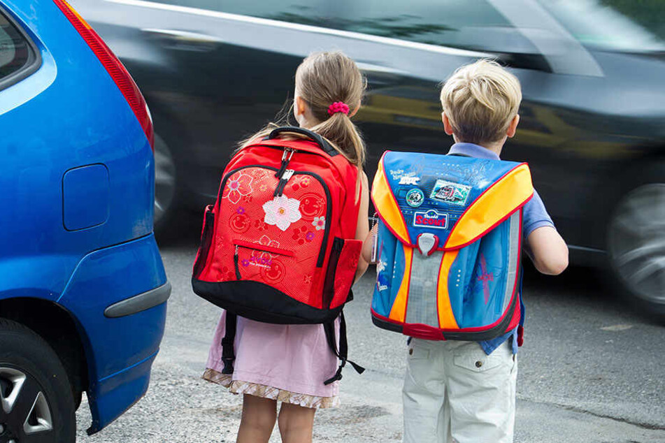Zwei Kinder auf dem Weg zur Schule (Symbolbild: dpa)