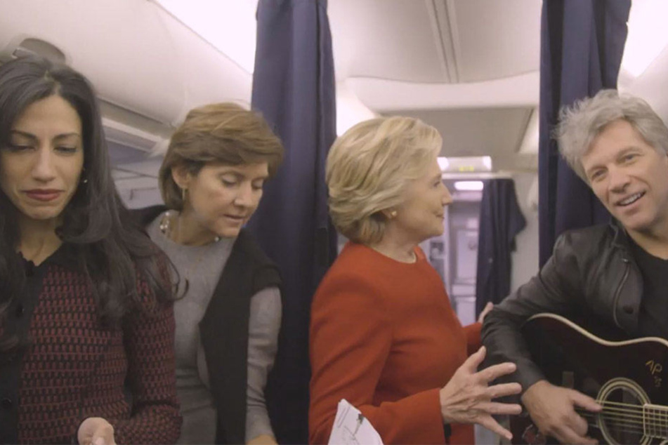 Sogar Hillary Clinton und ihr Wahlkampf-Team machen bei der Challenge mit.