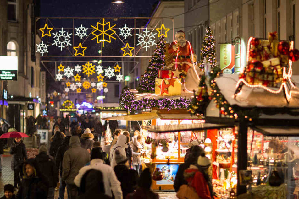 Am Weihnachtsmarkt in Merseburg wurde ein herrenloser Koffer gefunden. (Symbolbild)