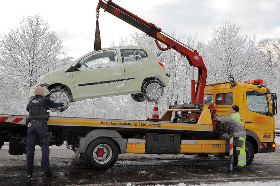 Der Renault war nicht mehr fahrbereit und musste abgeschleppt werden.