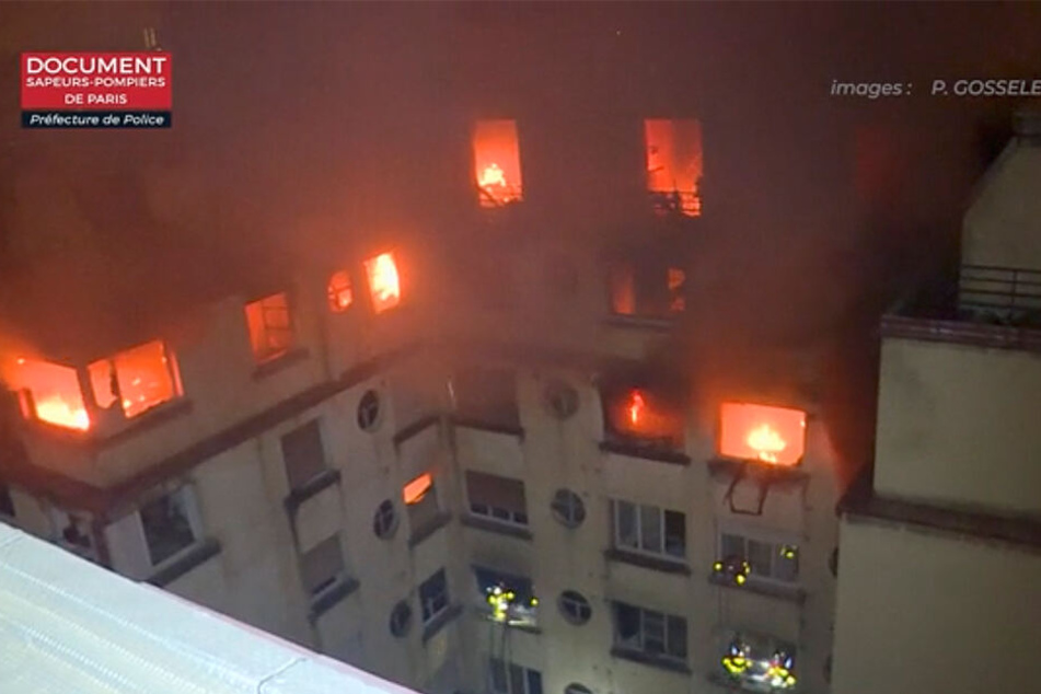 Noch am Morgen loderten die Flammen aus dem achtstöckigen Gebäude.