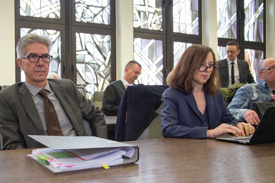 Prof. Michael Osterheider (l.) sitzt im Gerichtssaal neben Dr. Nahlah Saimeh.