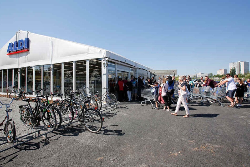 Ansturm auf das provisorische ALDI-Zelt in Leipzig.