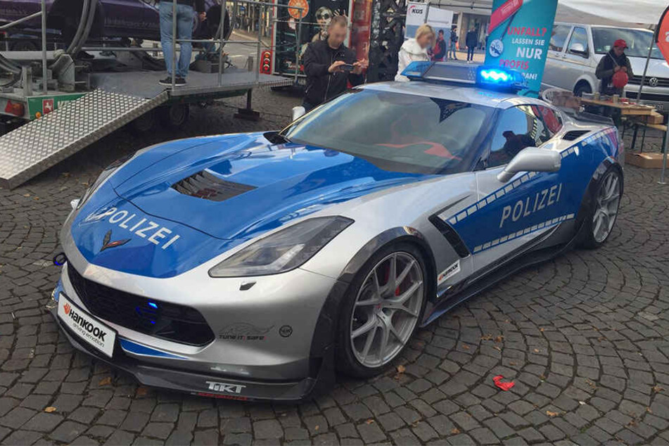 Diese silber-blaue Corvette ließ viele Bielefelder am Samstag anhalten, um einen genaueren Blick zu riskieren. Was hat die Polizei damit zu tun?