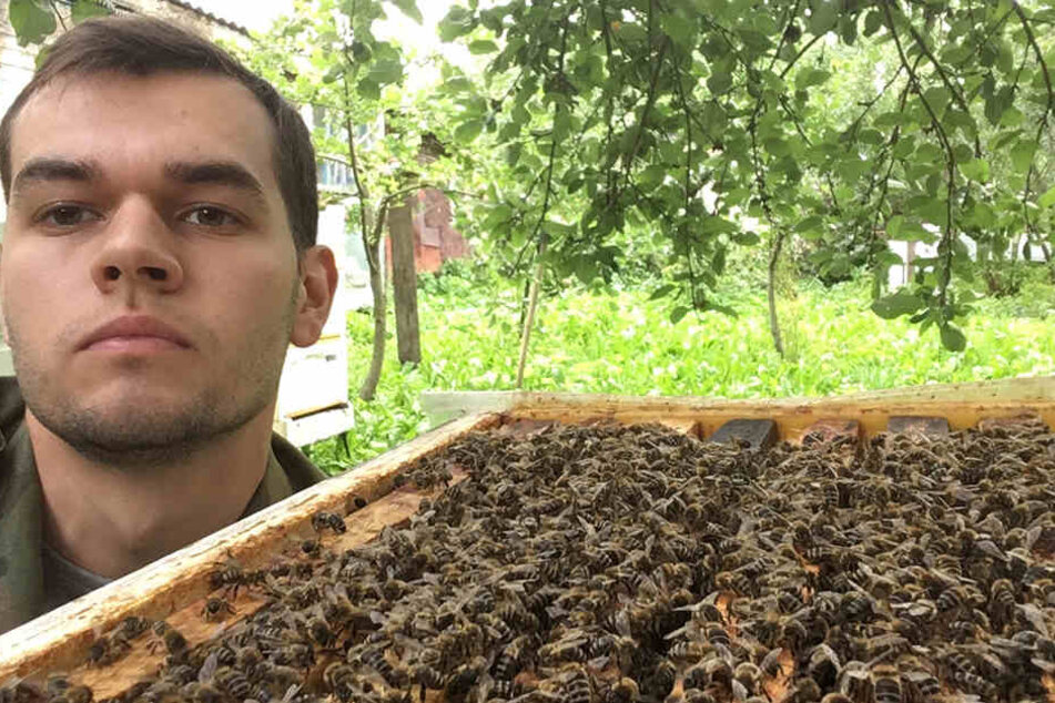 Hobby-Imker Michail Alexandrow neben einem seiner Bienenstöcke.